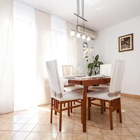 Diana Boulevard Apartment